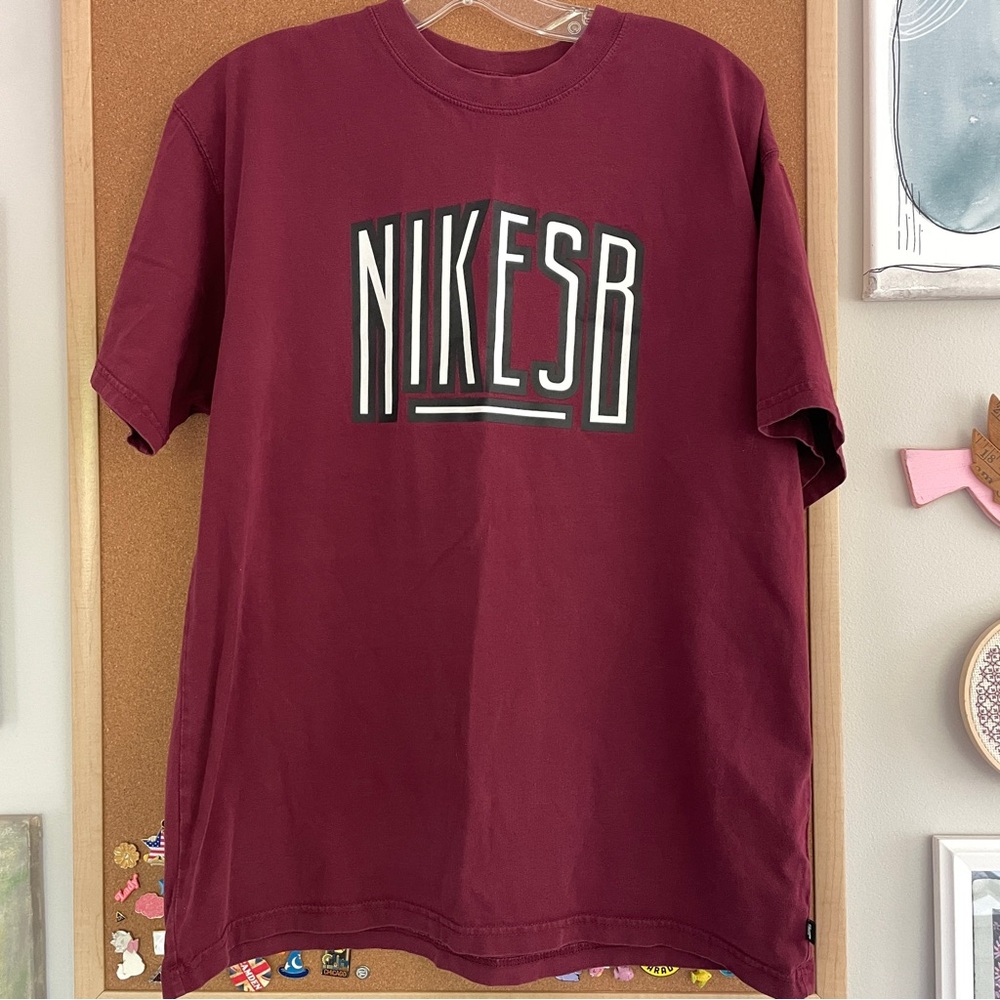 Nike SB Men's Maroon T-Shirt Loose Fit